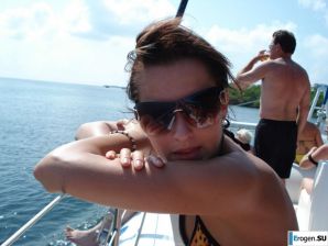 отдыхает голая на пляже. Эскиз 27