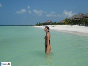 отдыхает голая на пляже. Эскиз 29