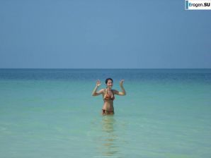 отдыхает голая на пляже. Эскиз 30