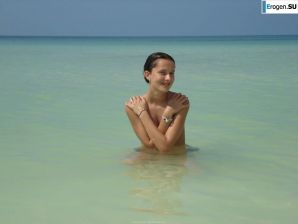 отдыхает голая на пляже. Эскиз 31