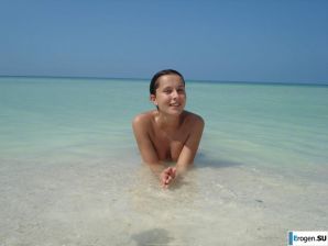 отдыхает голая на пляже. Эскиз 32