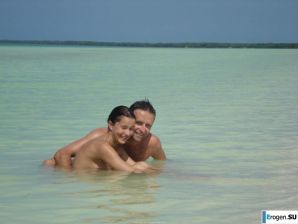 отдыхает голая на пляже. Эскиз 34