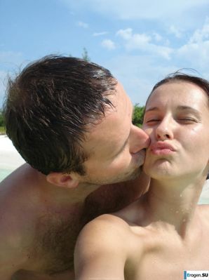 отдыхает голая на пляже. Эскиз 36