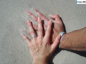 отдыхает голая на пляже. Эскиз 4