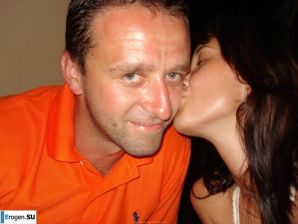 отдыхает голая на пляже. Эскиз 44