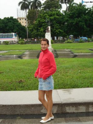 отдыхает голая на пляже. Эскиз 45