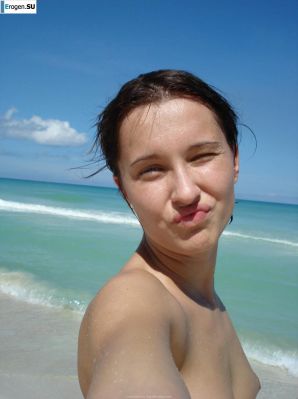 отдыхает голая на пляже. Эскиз 5