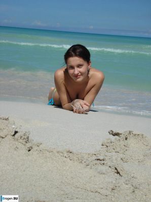 отдыхает голая на пляже. Эскиз 9