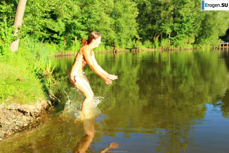 naked girls on the lake. Photo 15