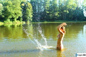 голые девушки на озере. Эскиз 35