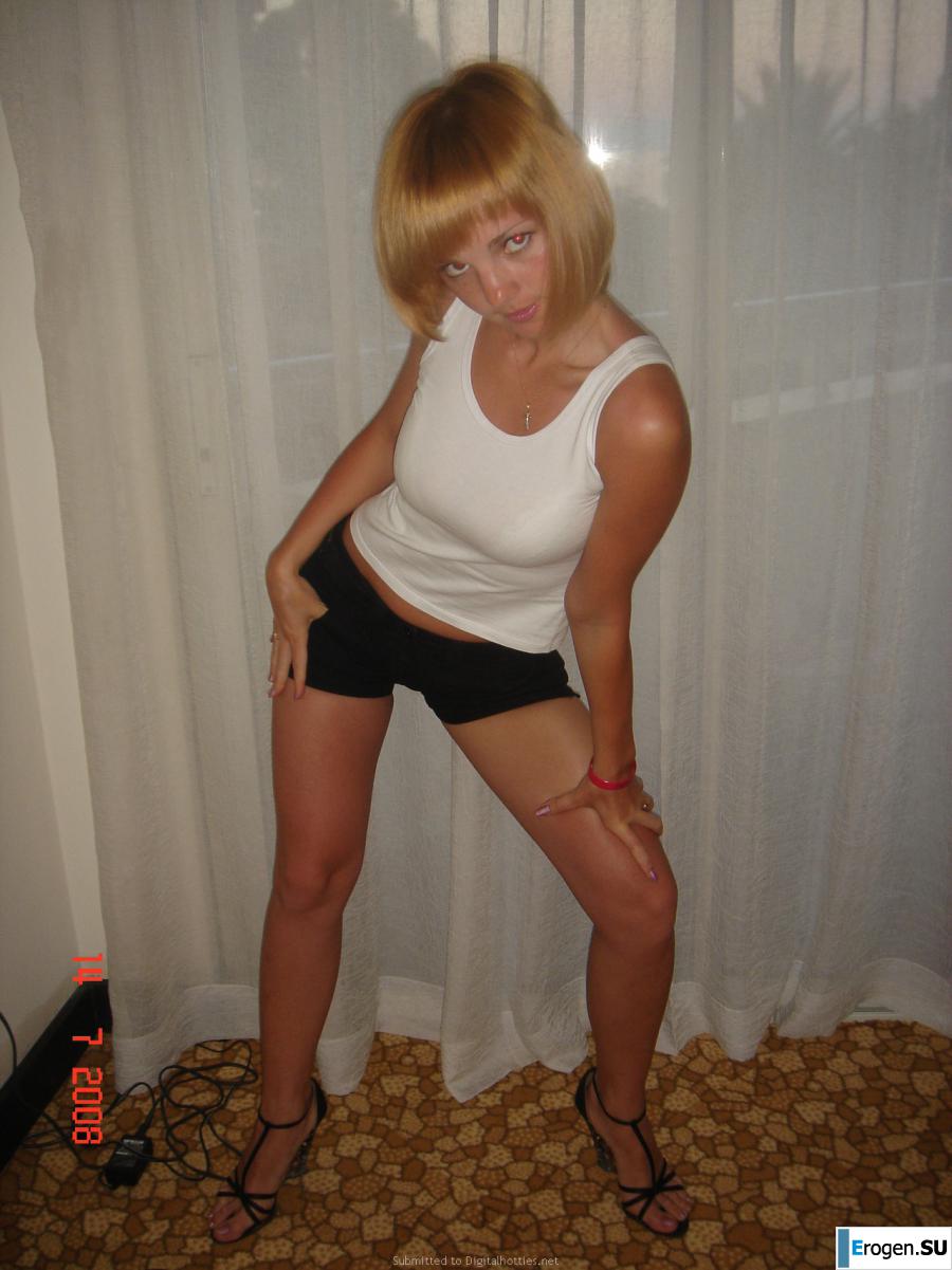 blonde poses for boys. Photo 13