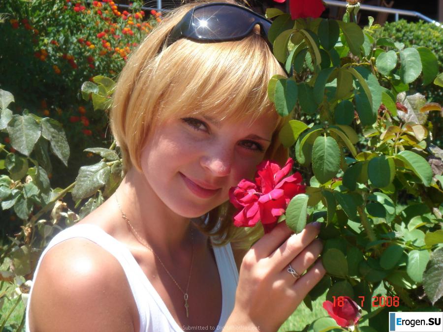 blonde poses for boys. Photo 19