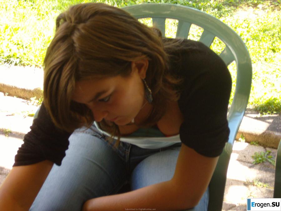 сонная голая брюнетка. Фото 6