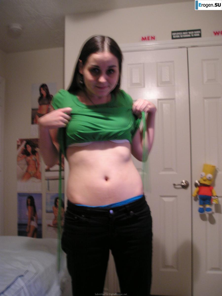 позирует перед подружкой. Фото 12