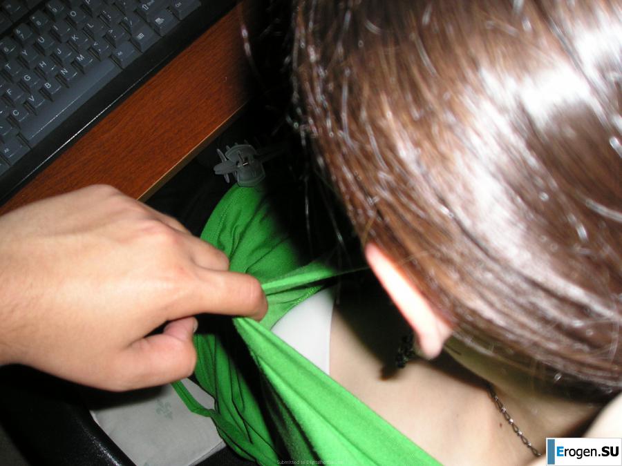 позирует перед подружкой. Фото 17