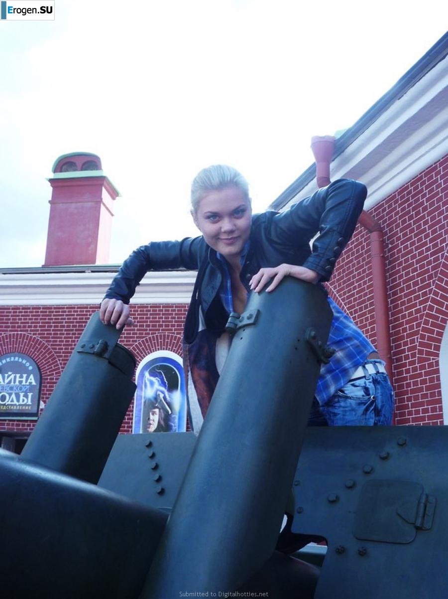 Young naked student. Photo 5