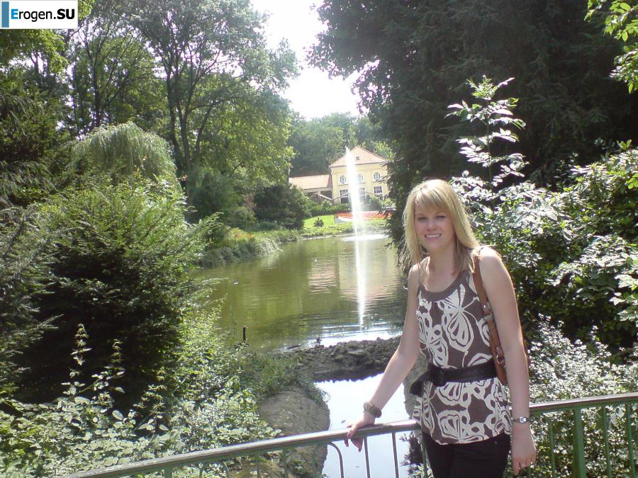 girl and guy with the euro round. Photo 34