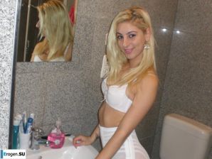 белобрысая переодевается на камеру. Эскиз 34