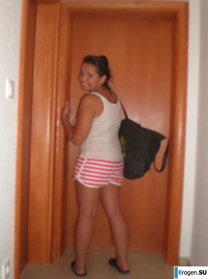 on the beach between us girls. Photo 11