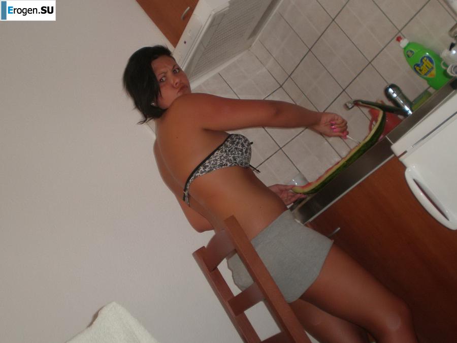 on the beach between us girls. Photo 13