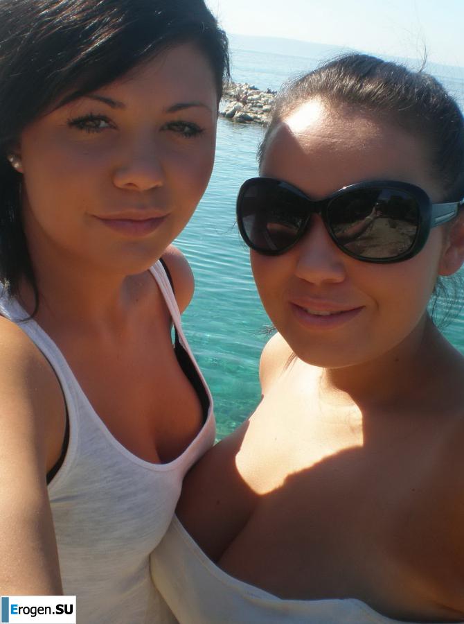 on the beach between us girls. Photo 24