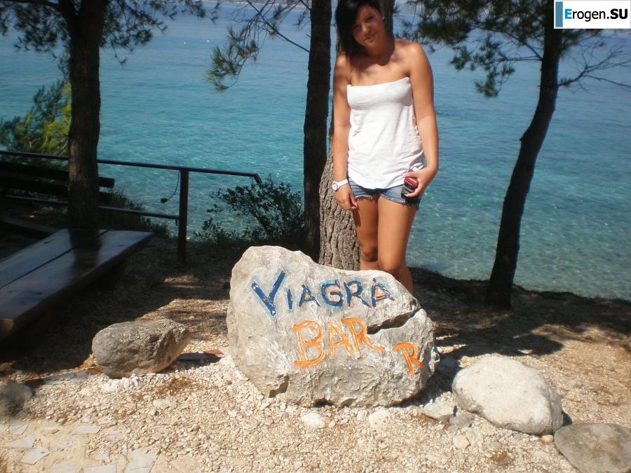 on the beach between us girls. Photo 25