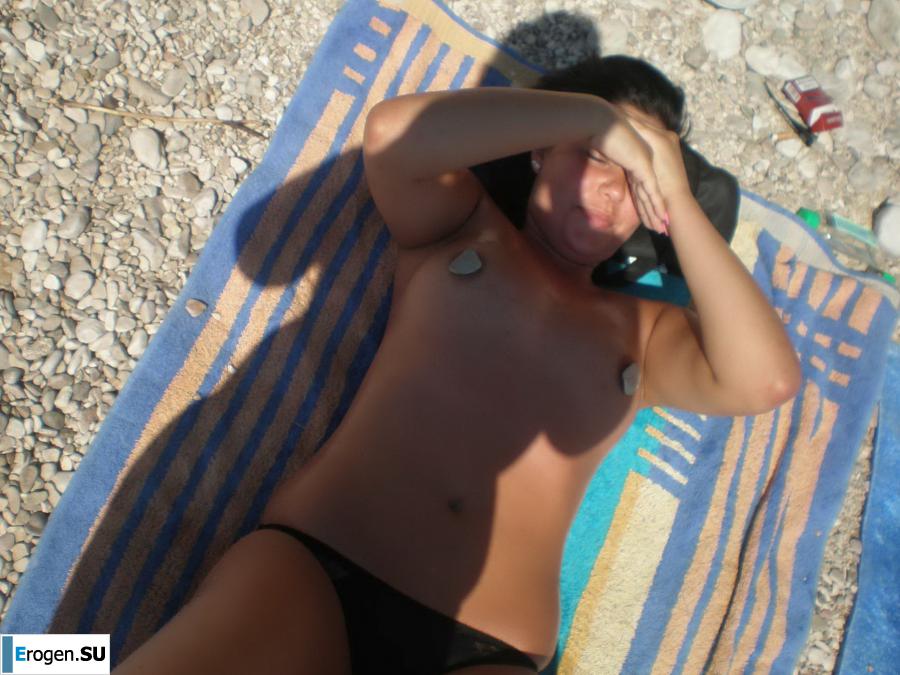 on the beach between us girls. Photo 7