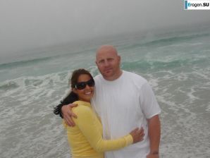 a guy picked up a young lady with buffers. Thumb 7