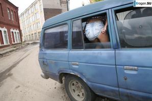 a tanned thin woman is going home to a guy. Thumb 8