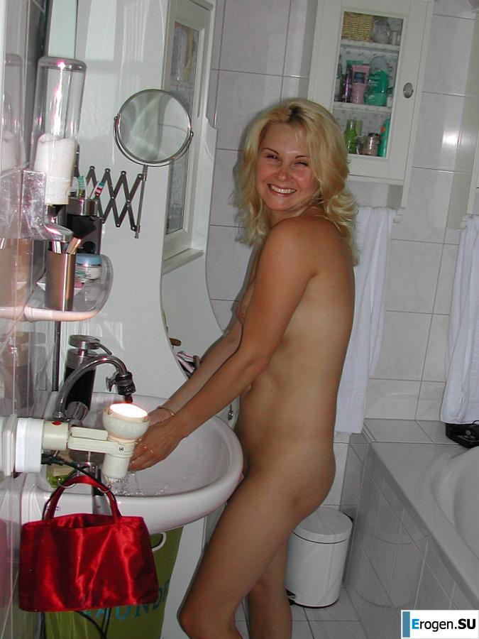 mature blonde in a rented villa. Photo 27