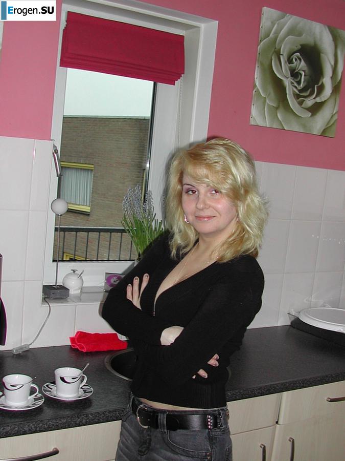 mature blonde in a rented villa. Photo 3