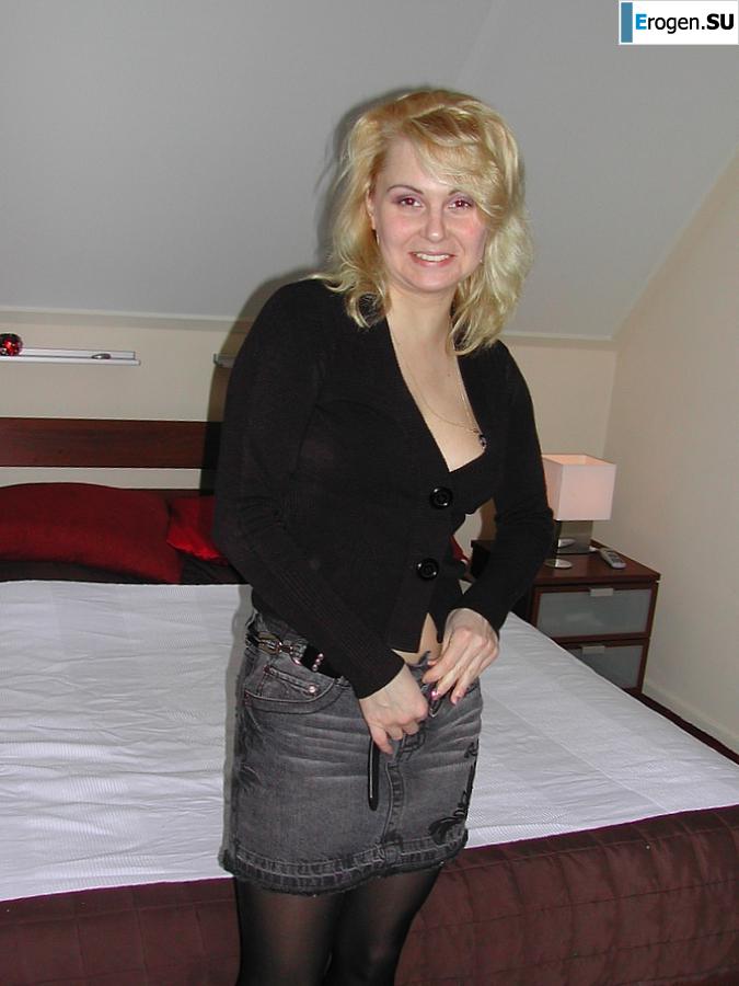 mature blonde in a rented villa. Photo 7