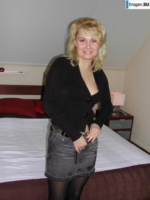 mature blonde in a rented villa. Thumb 7