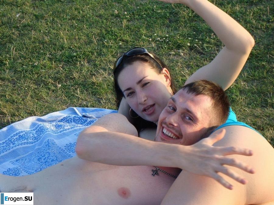 pregnant music lover without clothes. Photo 21