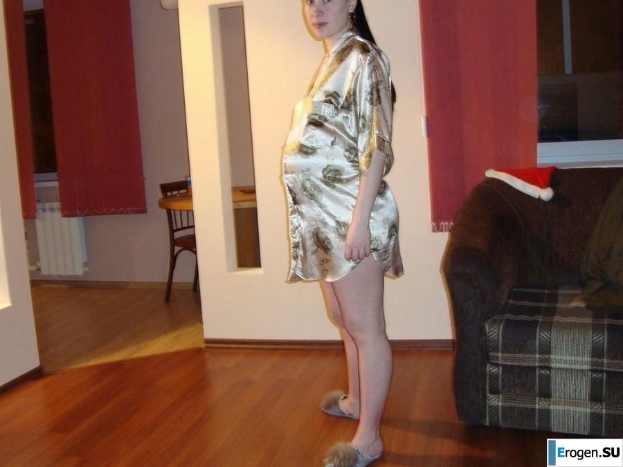 pregnant music lover without clothes. Photo 25