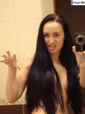 беременная меломанка без одежды. Эскиз 5