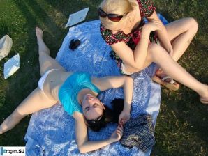 беременная меломанка без одежды. Эскиз 8