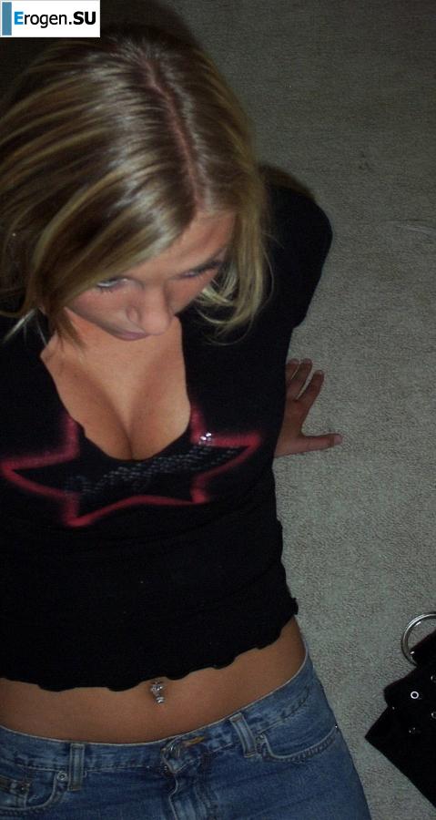 the overseas blonde is grimacing in front of the camera. Photo 12