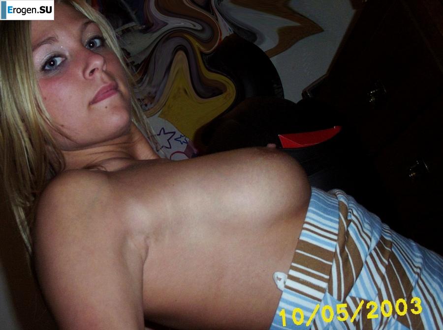 the overseas blonde is grimacing in front of the camera. Photo 19