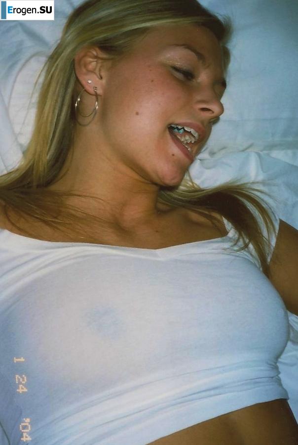 the overseas blonde is grimacing in front of the camera. Photo 33