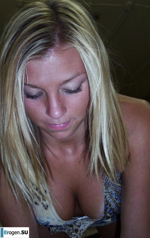 the overseas blonde is grimacing in front of the camera. Photo 8