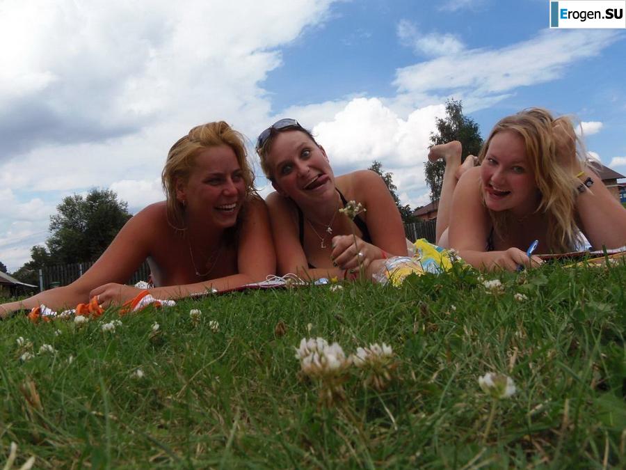 three girlfriends modestly misbehaving. Photo 4