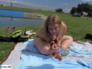 три подружки скромно шалят. Эскиз 20