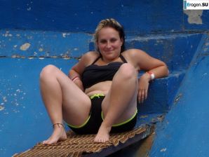 три подружки скромно шалят. Эскиз 23