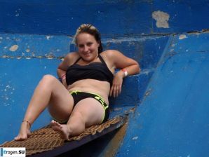 три подружки скромно шалят. Эскиз 24