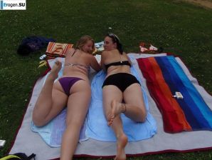 три подружки скромно шалят. Эскиз 30