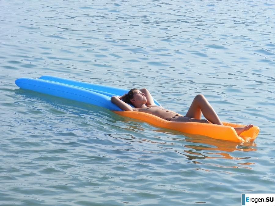 couple in love and the sea breeze. Photo 32