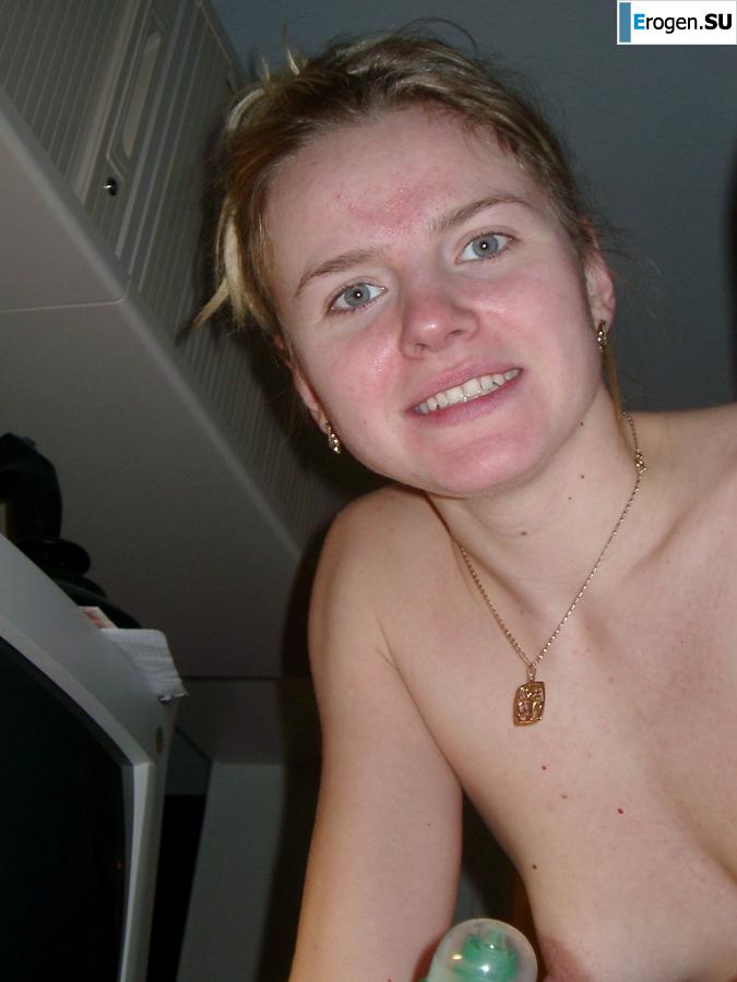 everyday life of a blonde with small breasts. Photo 17