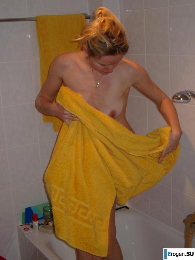 everyday life of a blonde with small breasts. Photo 22