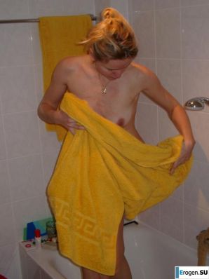 everyday life of a blonde with small breasts. Thumb 22